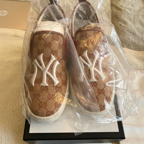 Gucci X MLB Collection Yankees Slip Ons - Picture 2 of 8
